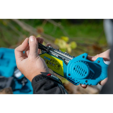 Zestaw ogrodowy w walizce: mini-piła łańcuchowa, akumulator 2Ah i ładowarka DEDRA DED7030A11 - DED6984+DED7032+DED7038 walizka