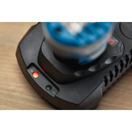 Ładowarka 12V DEDRA MAUS DED7302, prąd ładowania 2,4A, moc 50W 